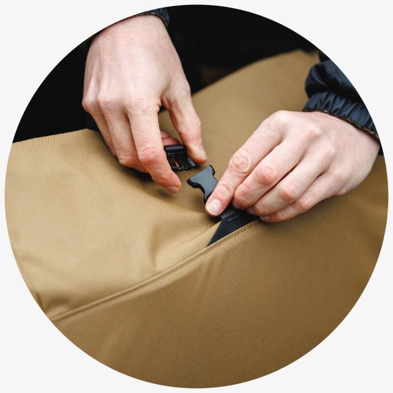 Under flap stabilising strap keeps everything snug