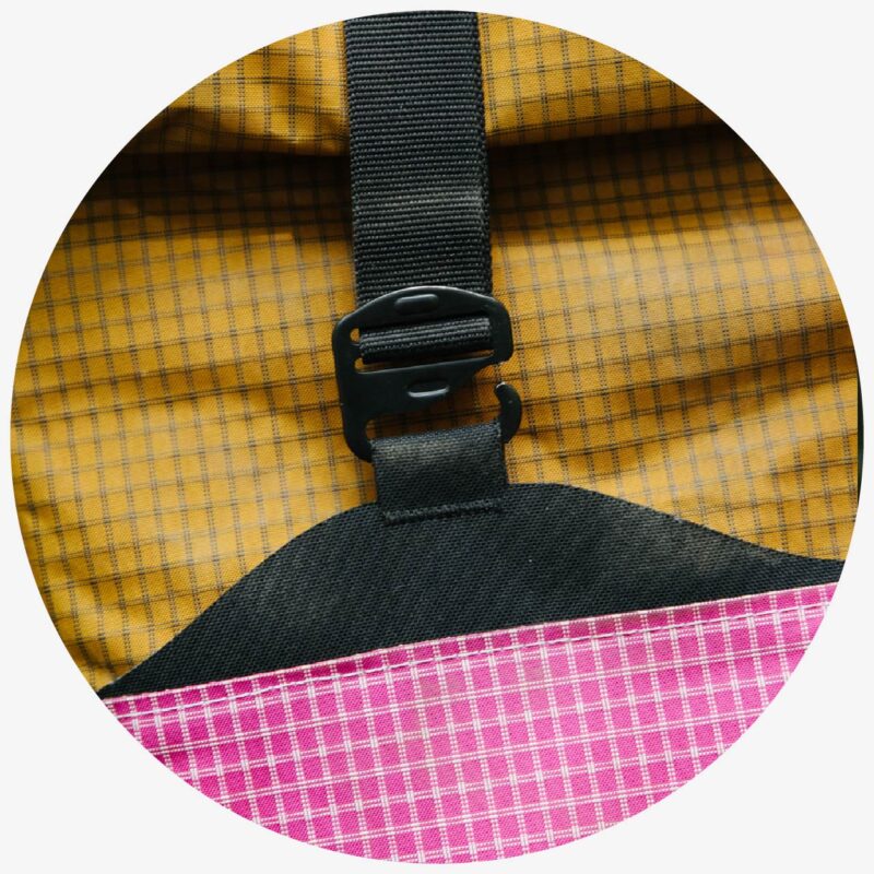 Metal G hook buckles are easy to use with gloves