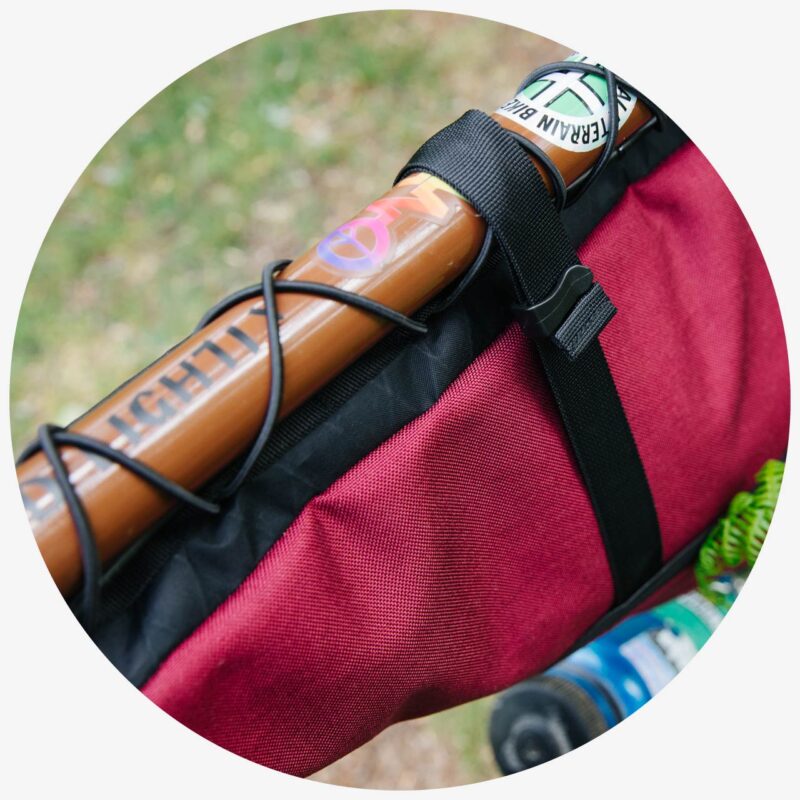 Elastic lacing system on tope tube